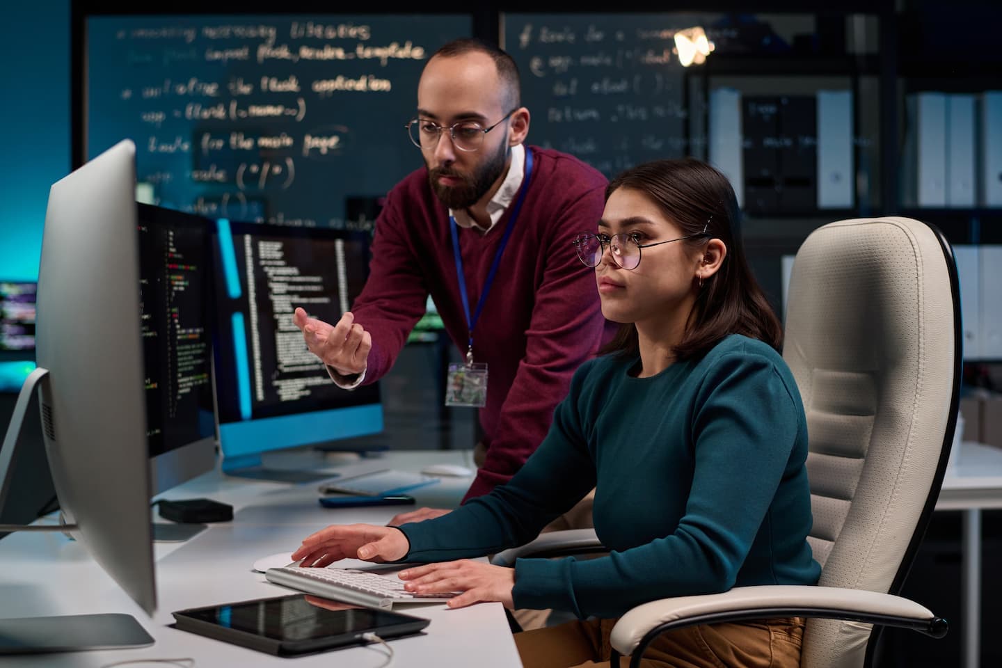 فريق IBLATECH Syria في بيئة عمل حديثة